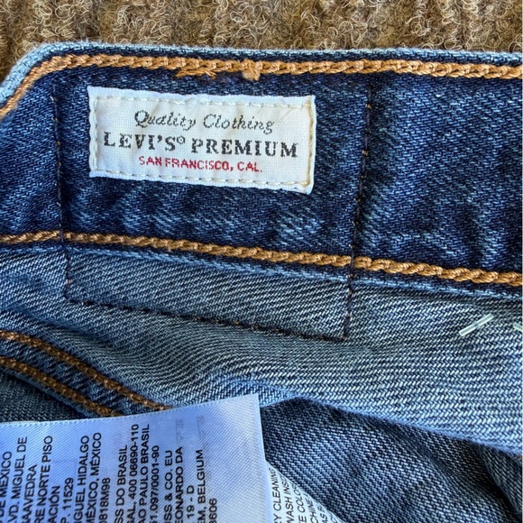 Levi’s Premium Ribcage Frayed Hem Denim Women’s Shorts 26 - Picture 2 of 8